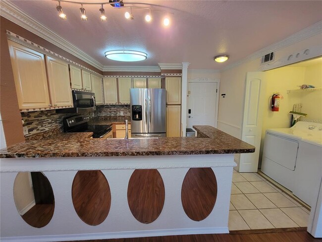 Building Photo - 14013 Fairway Island Dr
