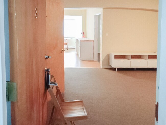 Building Photo - Large 1br with Fireplace