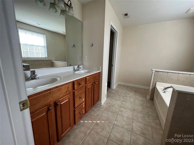 Building Photo - 4254 Piccadilly Ln