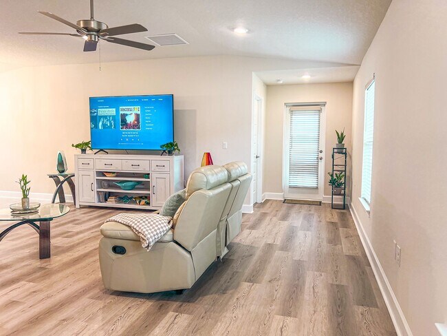 Building Photo - Beautiful 3 Bedroom Home with Pond View & No Rear Neighbors