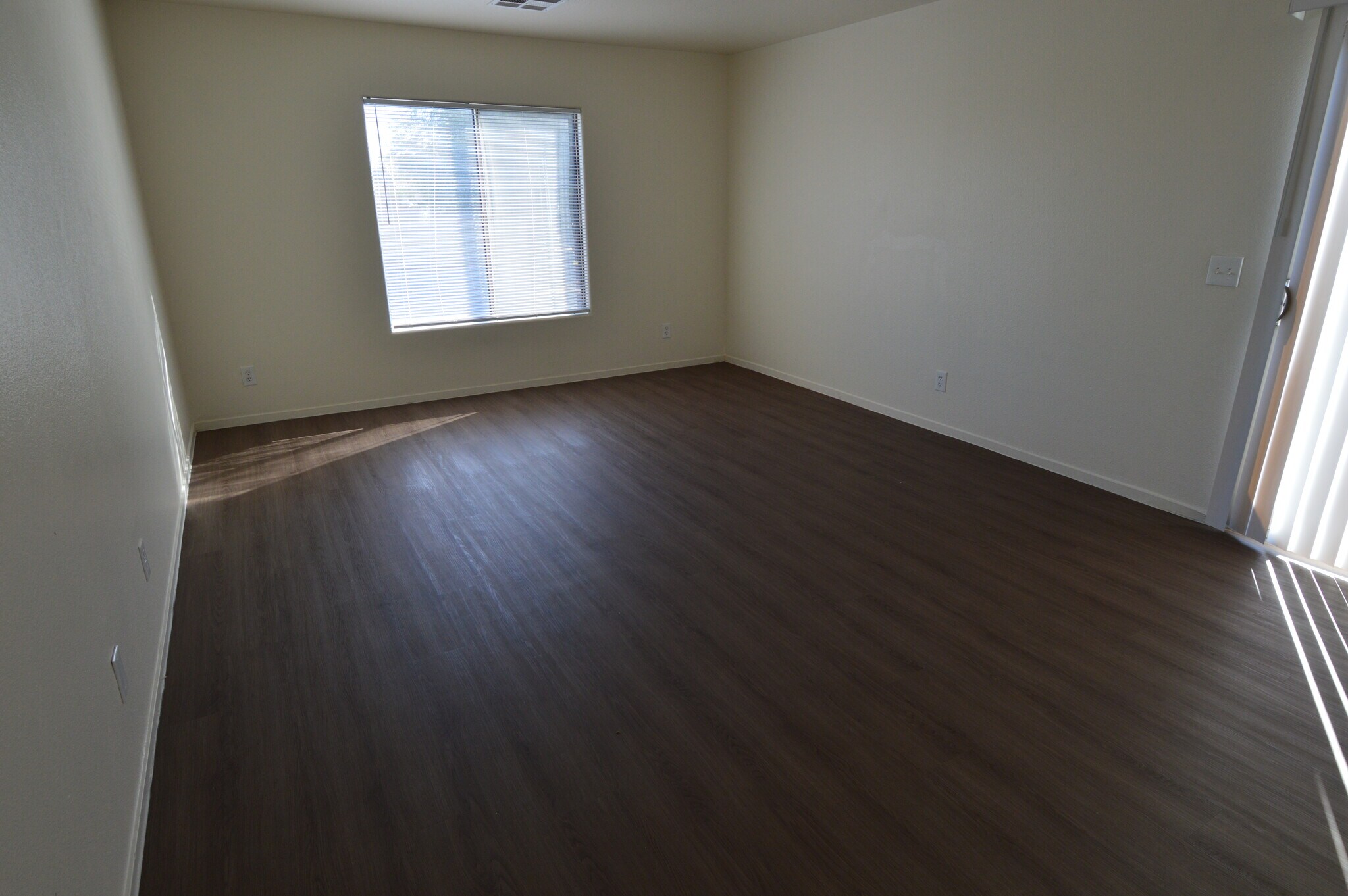 Building Photo - 4430 E Van Buren Ave