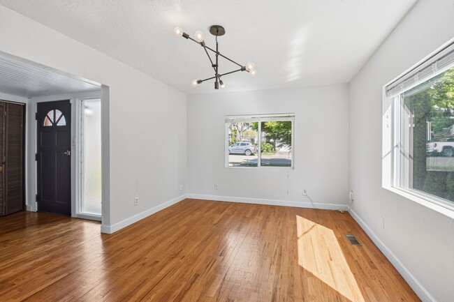 Building Photo - 2bd/1ba Kirkland Home