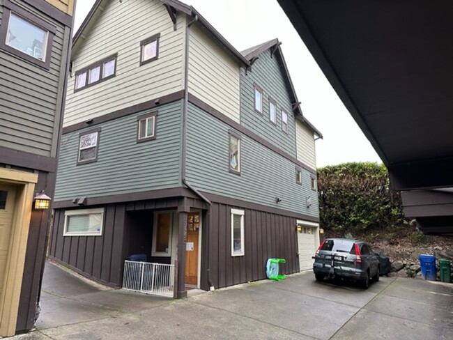 Building Photo - Location Location Location! This huge 3bd ...