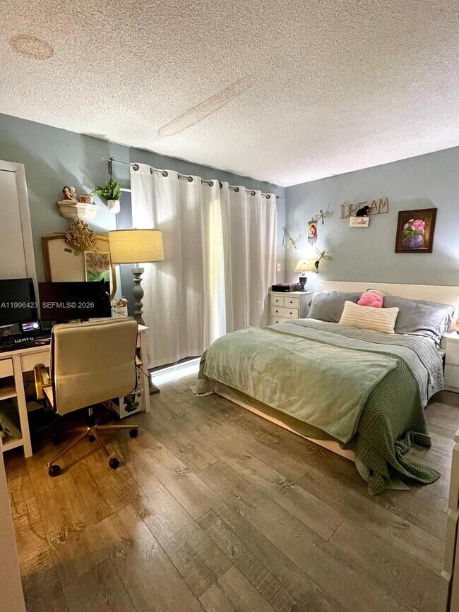 Building Photo - 8423 SW 137th Ave