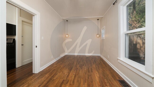 Building Photo - 520 W Pikes Peak Ave