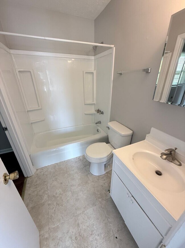 Building Photo - 3-bedroom, 2 full bath duplex in the desirable Lansdowne area