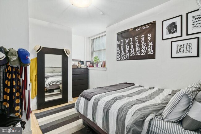 Building Photo - 427 Monroe St