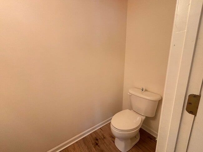 Building Photo - Available now. Great 2 BR/2.5 BA Townhome in Oak Bluff!