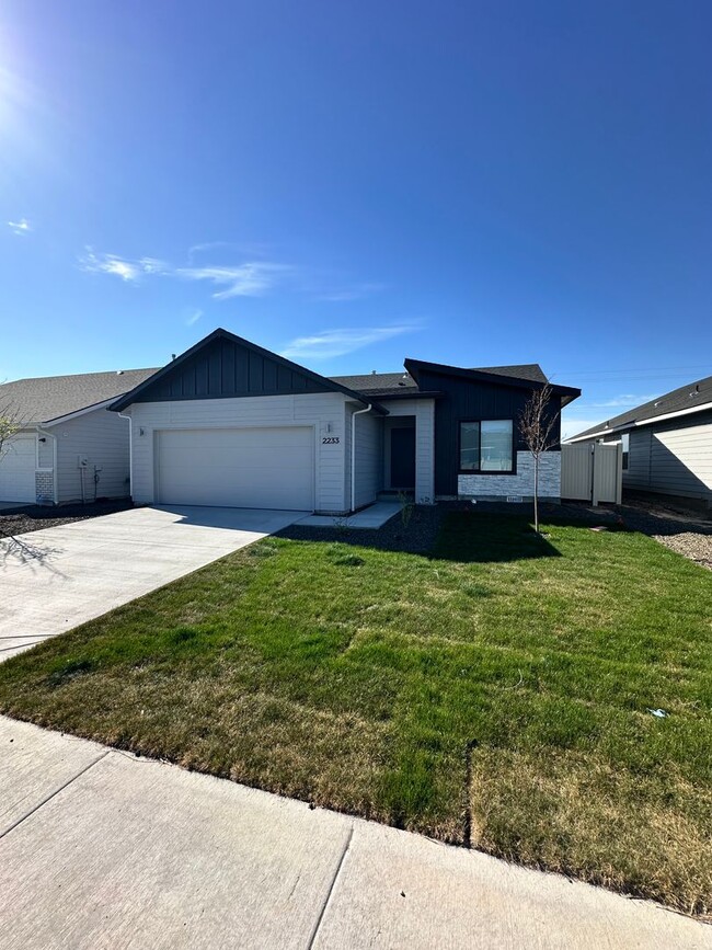 Building Photo - 3 Bedroom and 2 bath located in a vibrant,...