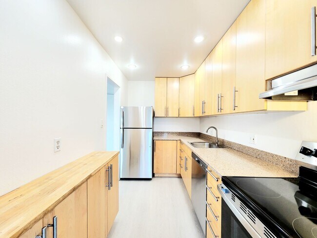 Building Photo - Top floor remodeled Woodlake unit