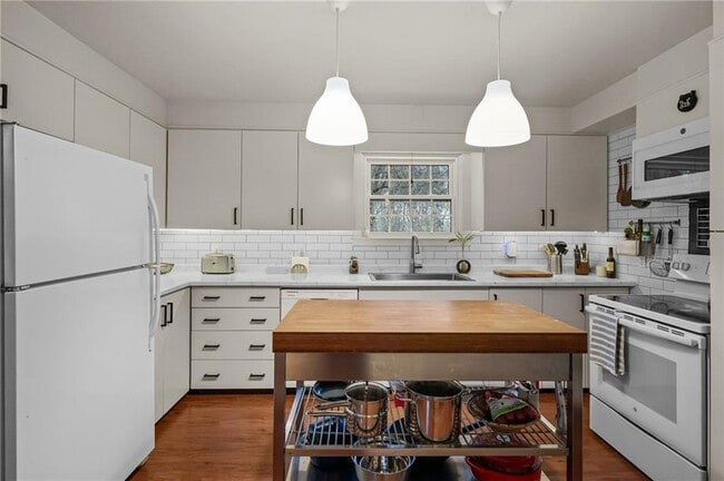 Building Photo - 80 Lakeshore Dr