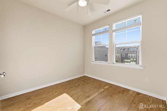 Building Photo - 38 Bond St