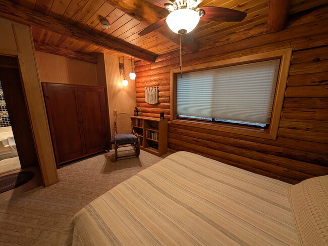 Building Photo - 7312 E Evans Creek Rd