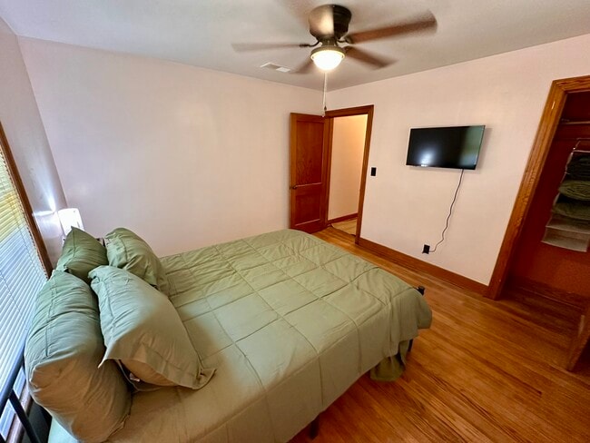 Building Photo - 47 Brentwood Dr