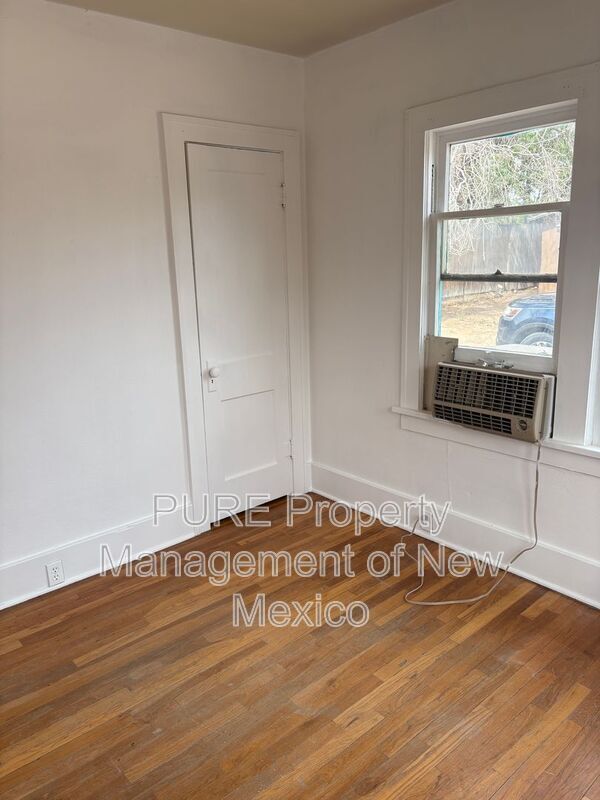 Building Photo - 404 Harvard Dr SE