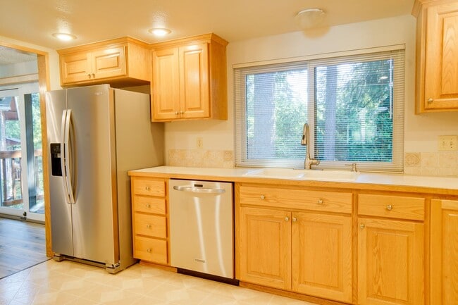 Building Photo - Remodeled Kent East Hill Split level