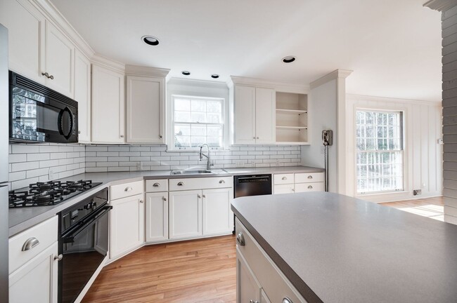 Building Photo - Fantastic fully renovated 5BE/4BA Family H...