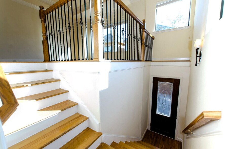 Building Photo - 308 Grove St