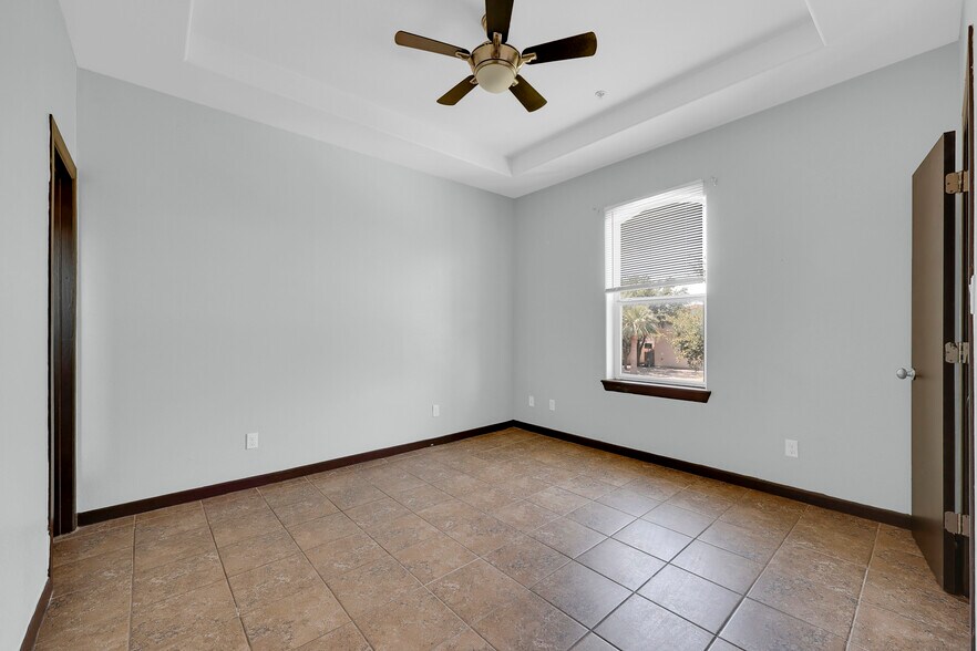Master room has walk-in closet and private bathroom. Fits a king-size bed. - 801 E Daffodil