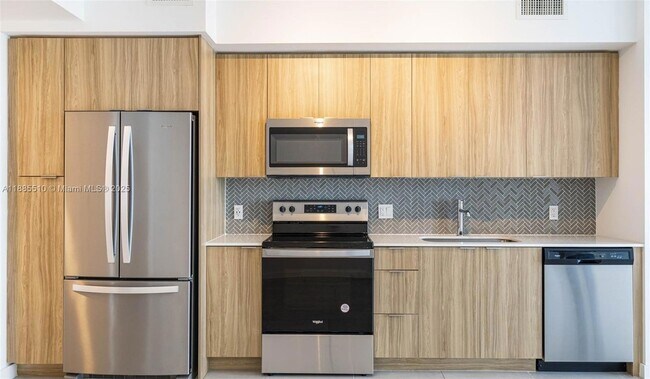 Building Photo - 2150 N Bayshore Dr