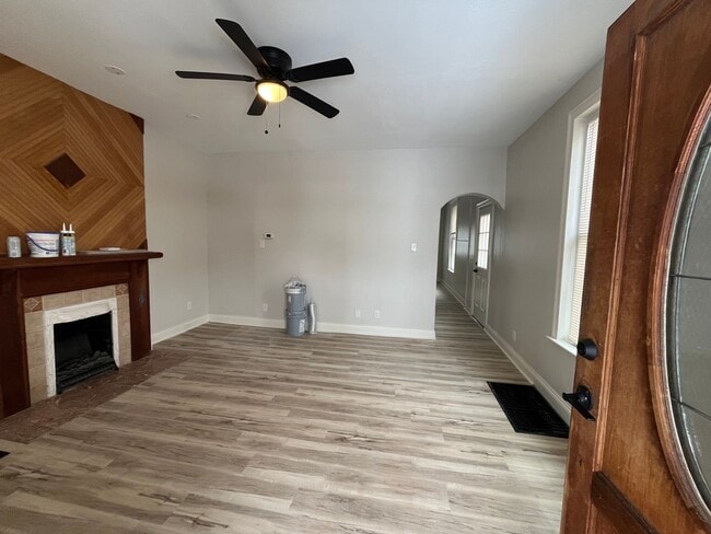 Building Photo - 2 bedroom, plus bonus room!