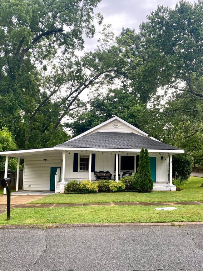 Building Photo - House in Opelika Available August!