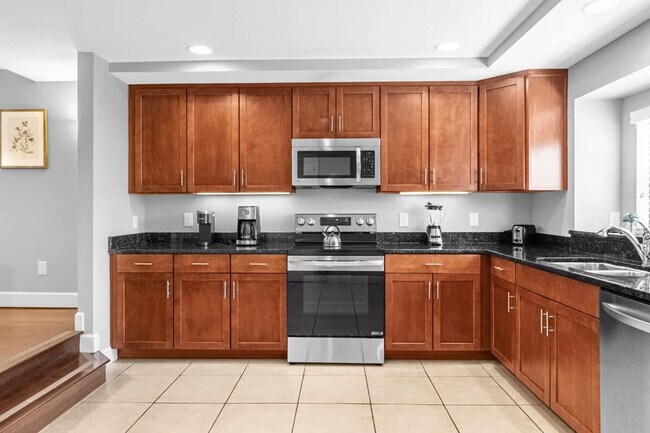 Building Photo - 14590 Damai Ln