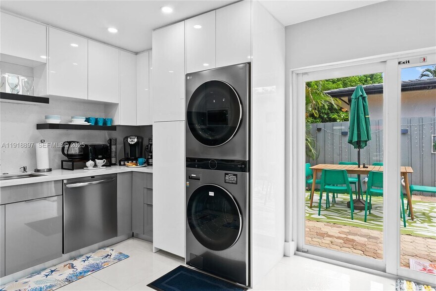 Building Photo - 2620 NE 15th St