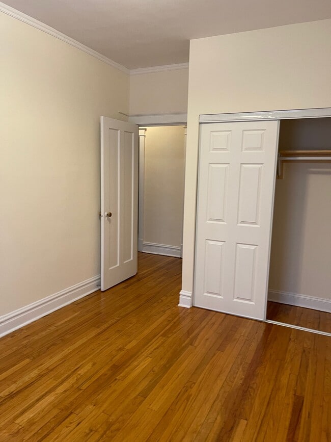 Building Photo - 6962 N Sheridan Rd