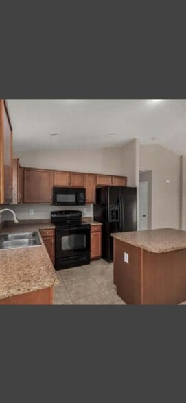 Building Photo - 40505 W Sanders Way