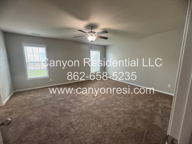 Building Photo - 567 Broad Dr