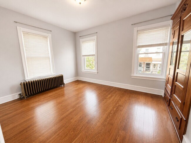 Building Photo - Charming Manayunk Rowhome with Private Yard & Front Porch Near Main Street