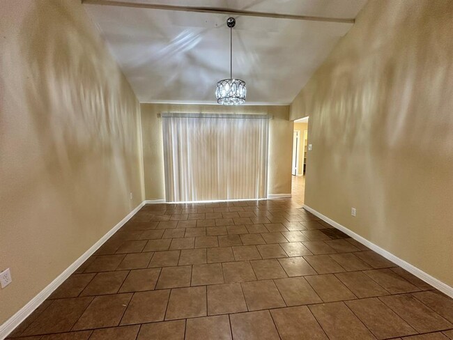 Building Photo - 5006 Stanhope Dr