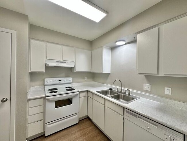 Building Photo - Almost Ready! 2 Bed 2 Bath Apartment in Ce...