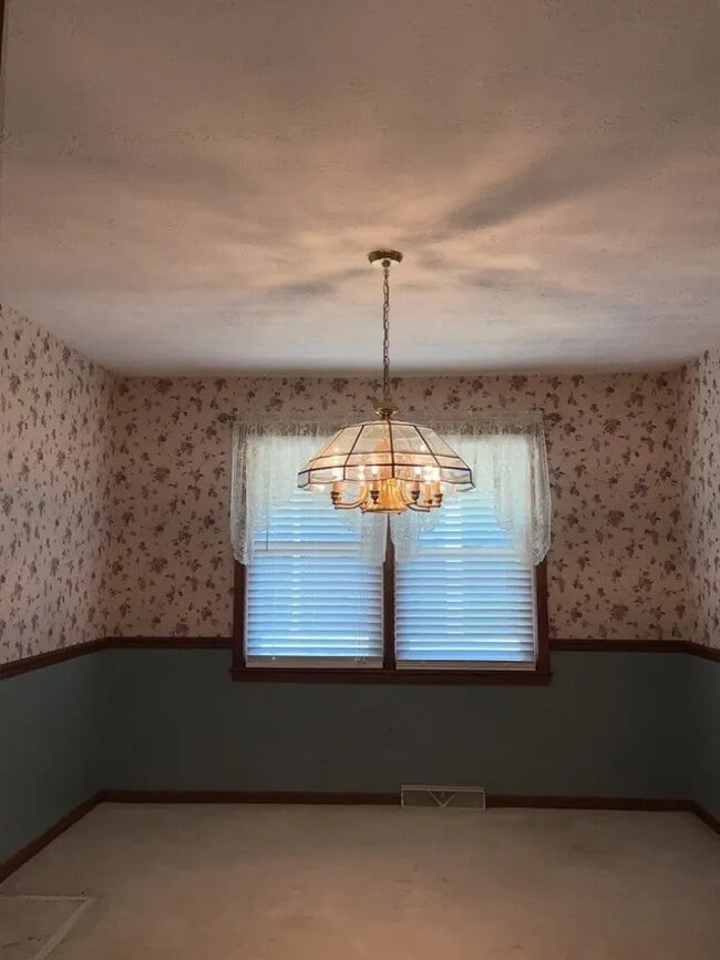 Building Photo - 3 Bedroom 2 Bathroom