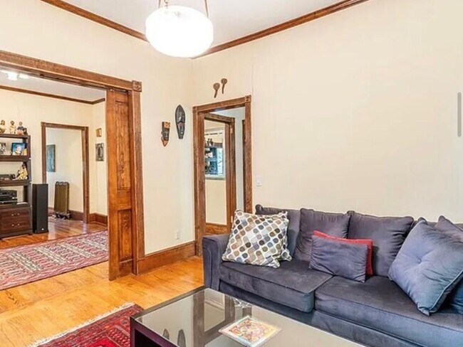 Building Photo - 3 bedrooms home in downtown