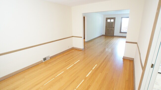 Building Photo - 1229 Middlebury Ln