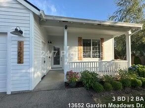 Building Photo - 3 BD | 2 BA Duplex with Fenced Backyard an...