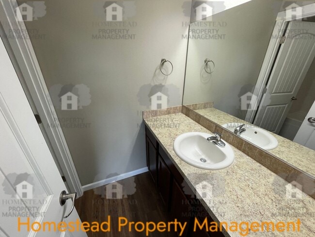 Building Photo - 1410-1412 Marigold Dr