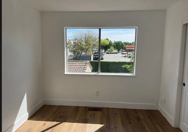 Building Photo - 2116 Mount Vernon Dr