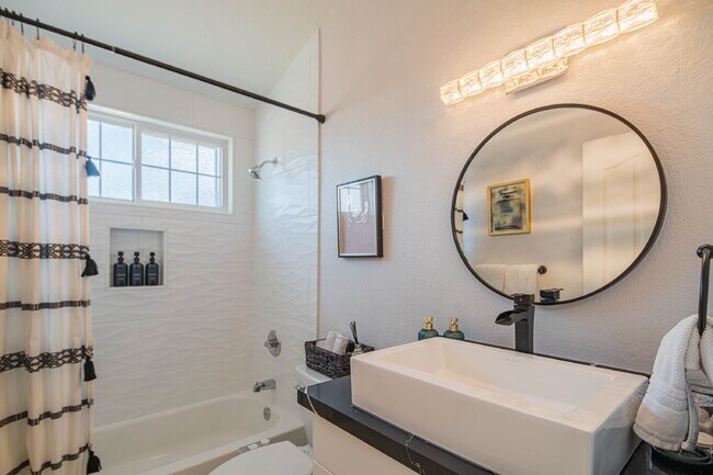 Building Photo - 10615 N 63rd Dr