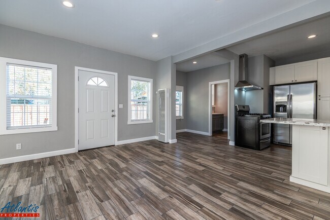 Building Photo - (Lease-up Only) Thirteenth St N 855
