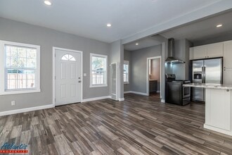 Building Photo - (Lease-up Only) Thirteenth St N 855