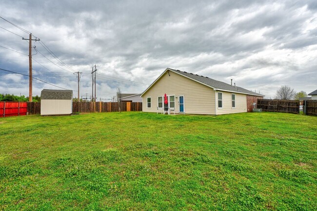 Building Photo - Turnkey Living in Owasso, Stylish Furnished 3-Bed Home with Pond & 2-Car Garage!