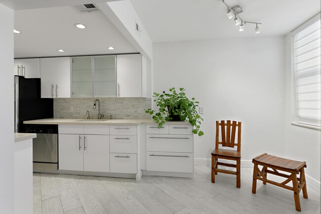 Building Photo - 2860 S Ocean Blvd