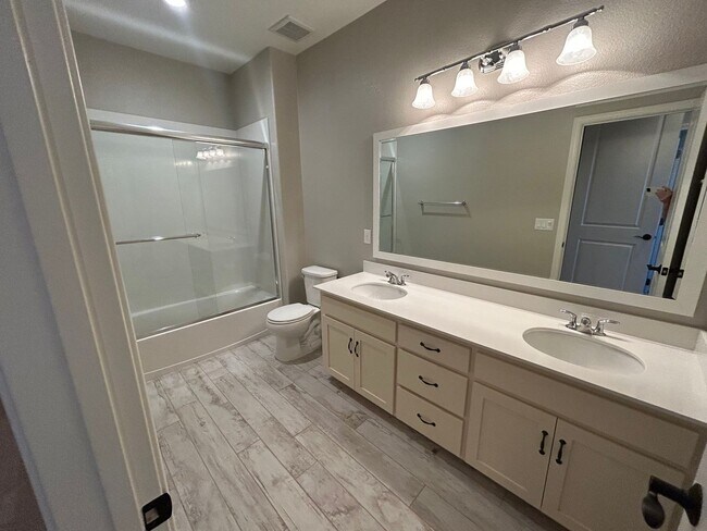 Building Photo - Brighton Oaks Beauty Just Steps from Downt...