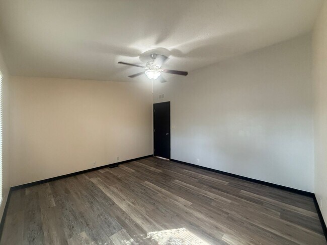 Building Photo - FR T L12795