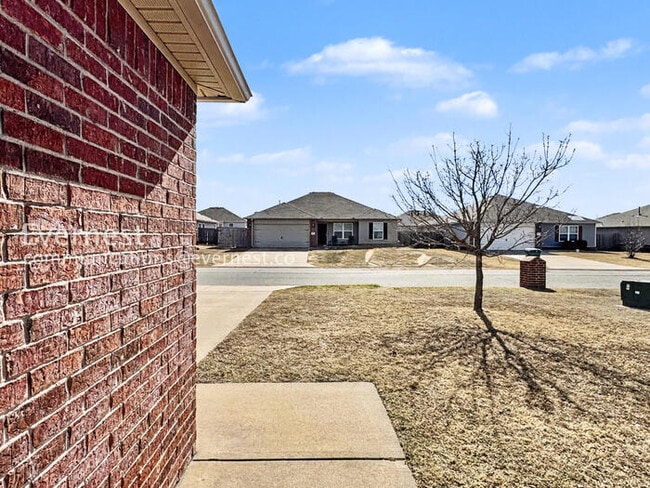 Building Photo - 3 Bed/2 Bath Home with Fenced Yard & Garage / Pet-Friendly / Available Soon!