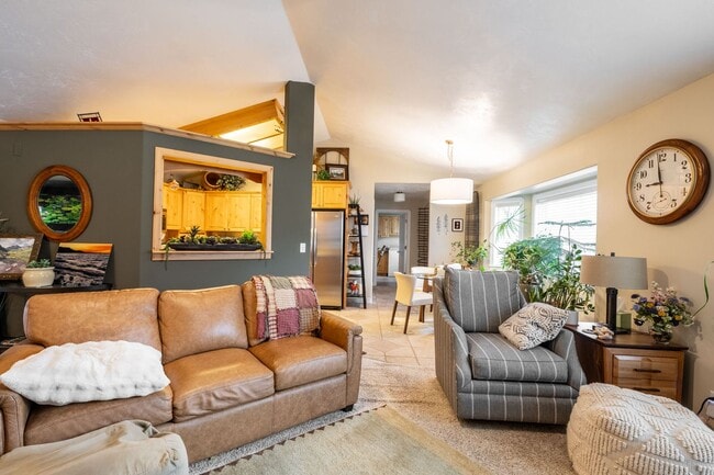 Building Photo - 3 Bedroom 2 bath home in Sugar City Idaho 2 stall garage in awesome neighborhood