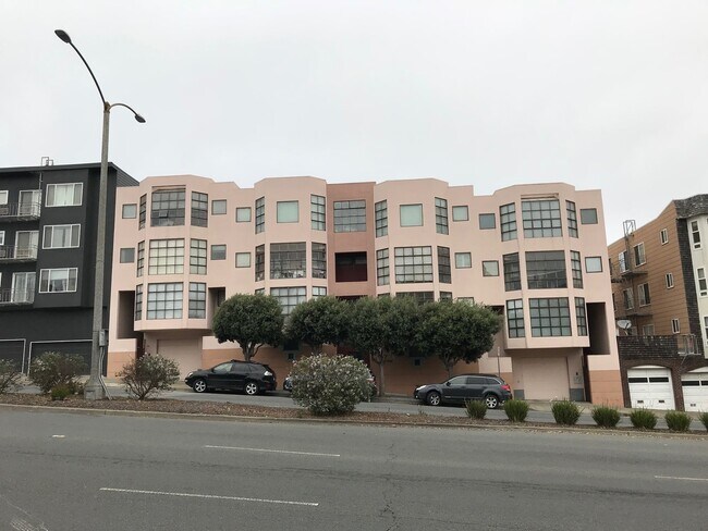 Primary Photo - Studio w/Amazing Views, Walk-in Closet, Pa...
